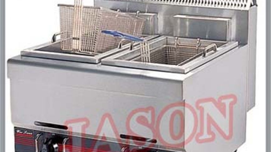 Làm sạch bếp chiên nhúng trong nhà bếp công nghiệp