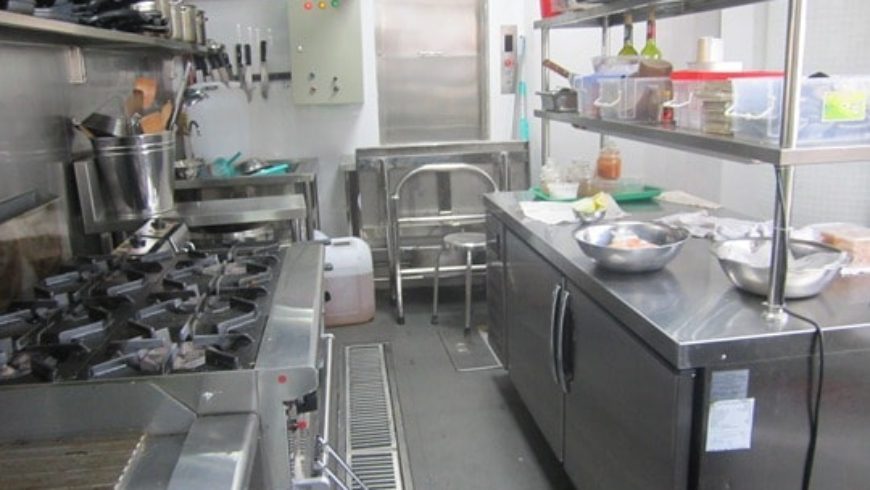 Cửa hàng đồ ăn nhanh nên chọn loại bếp công nghiệp nào